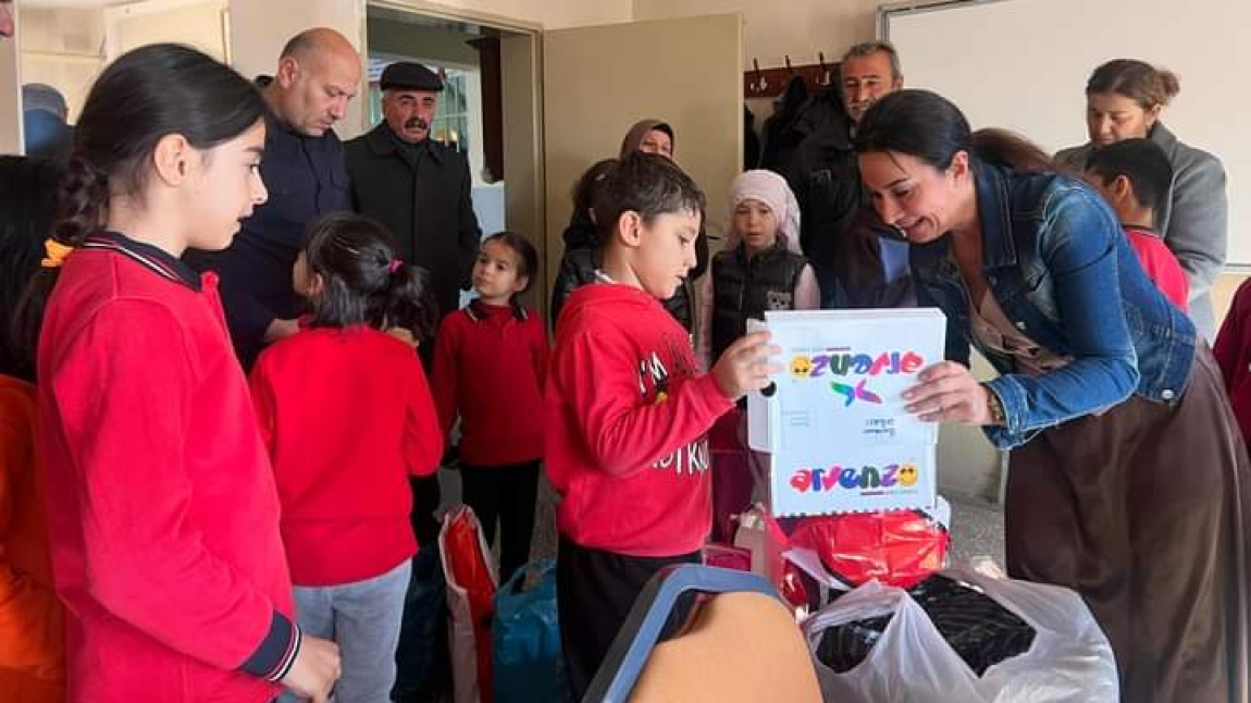 Pınar COŞKUN ve Emine KÖSELERİN Okulumuza Yardımları